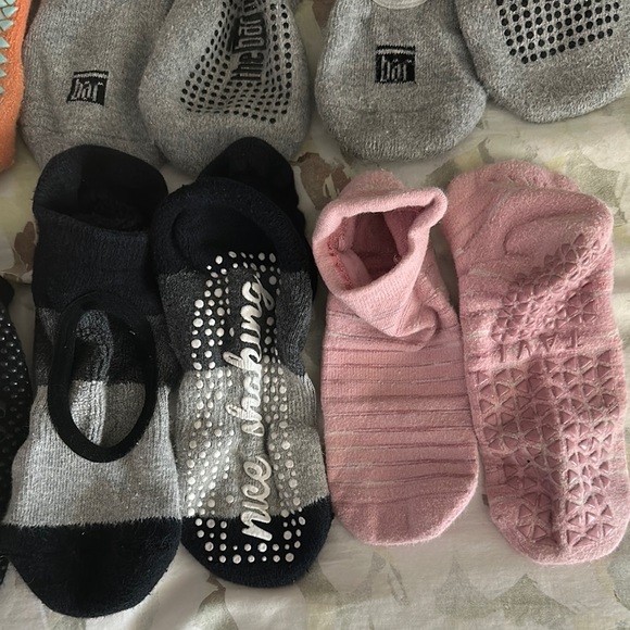 11 pairs no slip barre socks - Picture 4 of 7